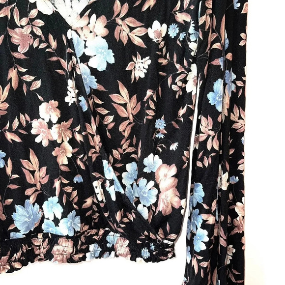 American Eagle Crepe Black Floral Print Wrap Front Bell Sleeve Top Small Women’s - Picture 5 of 11